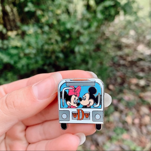 Walt Disney Mickey & Minnie Van Pin